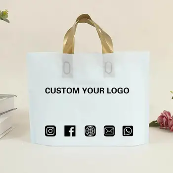 50 шт. Красочных хозяйственных сумок с логотипом на заказ с ручкой, Пластиковая дизайнерская подарочная сумка с принтом