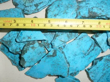 Плиты из необработанного камня, окрашенные в бирюзовый цвет заменителем говлита, 1 кг/партия